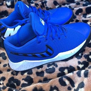 (5.5y 7w) NIKE team hustle quick 2